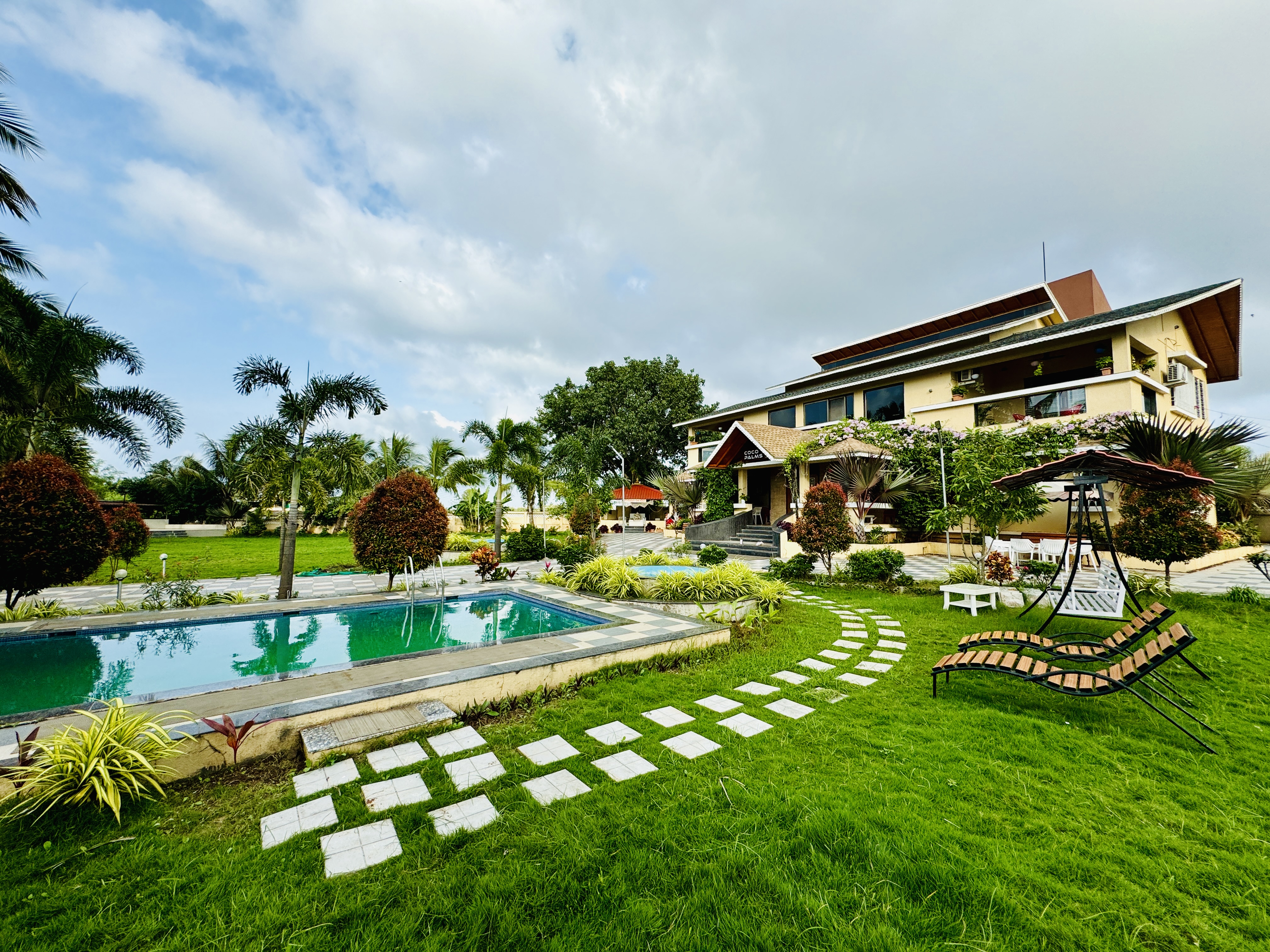 Coco Palms Villa – Pool & Lawn View